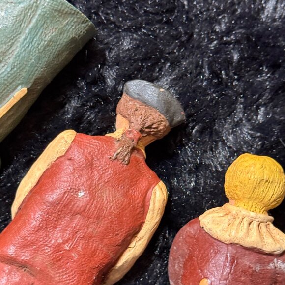 Tole'N Haus Heirloom Collection Doris Williams 1983 Carved Wood  Colonial Family - Picture 8 of 9